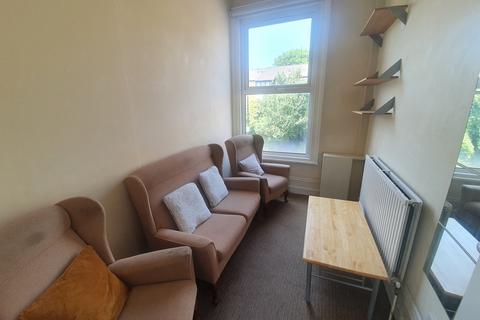 1 bedroom in a flat share to rent, Junction Road, London N19