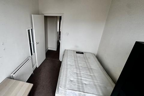 1 bedroom in a flat share to rent, Junction Road, London N19