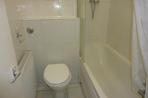 1 bedroom in a flat share to rent, Junction Road, London N19