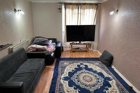 3 bedroom flat for sale, The Coppice, Yiewsley UB7