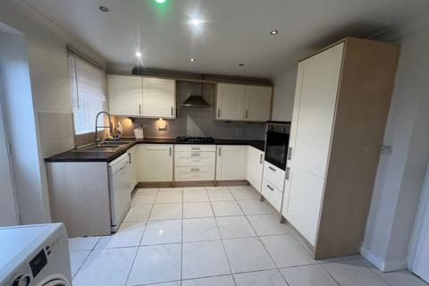 4 bedroom terraced house to rent, Paignton Close, Romford, Essex, RM3