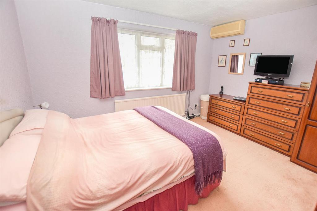 Bed 1.jpg
