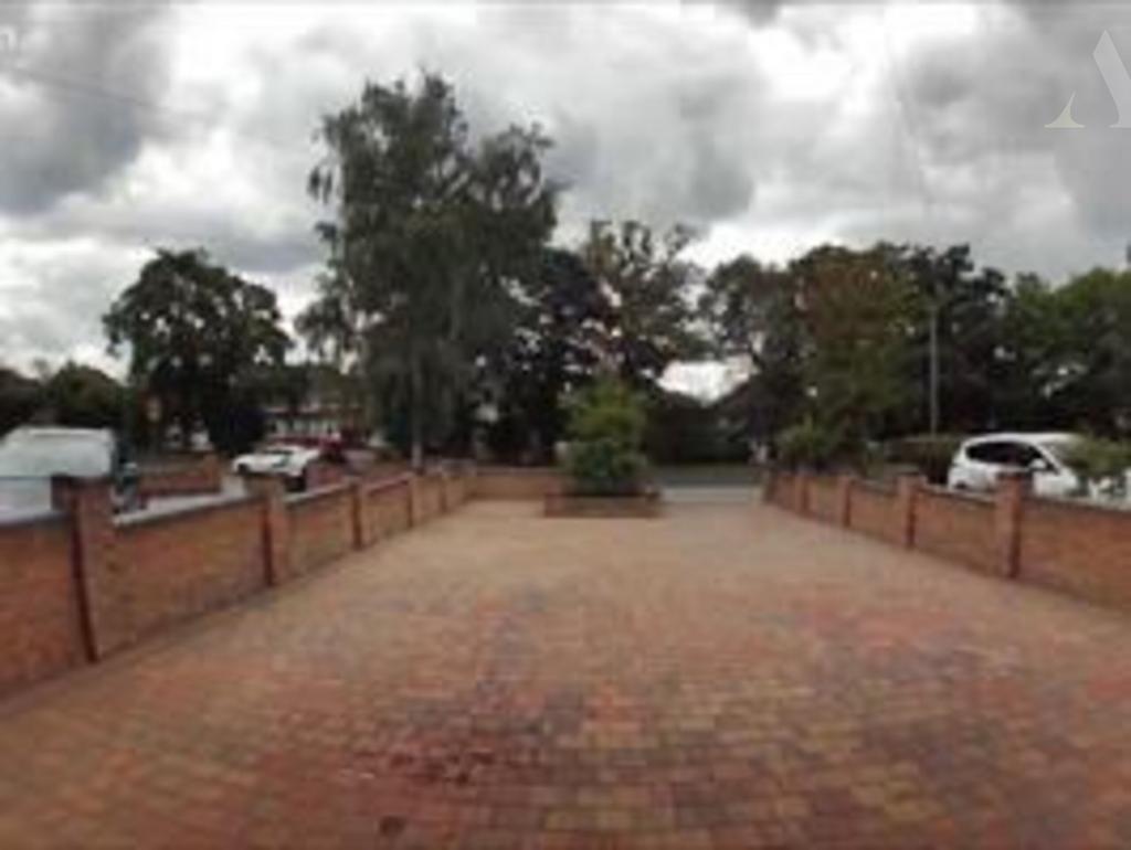79 Green Lane Frontage driveway