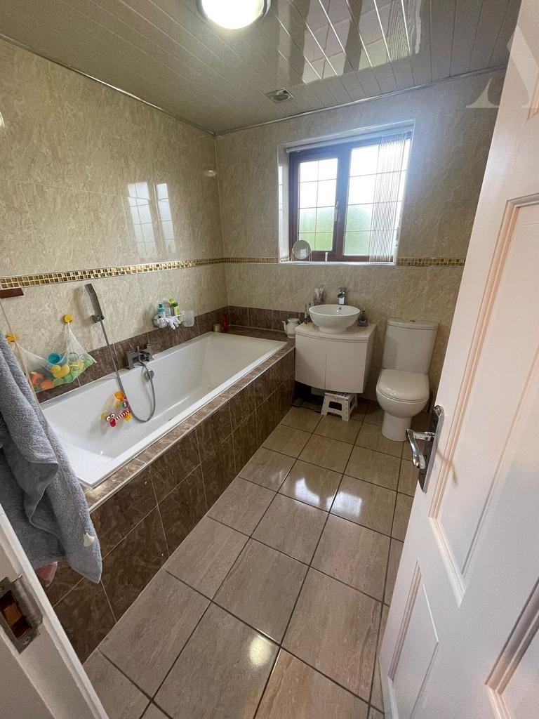 79 Green Lane Bathroom x