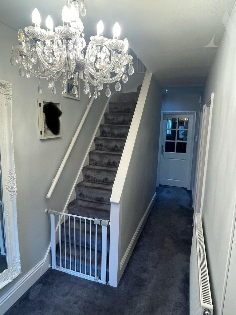 79 Green Lane Hallway x stairs