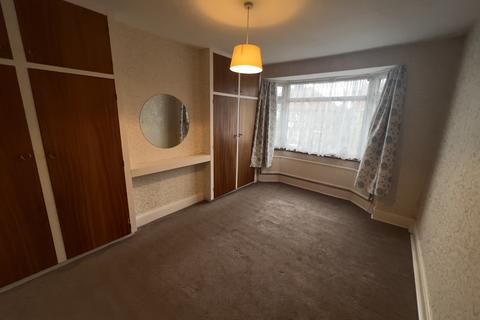 4 bedroom semi-detached house to rent, Hogarth Gardens,  Hounslow, TW5