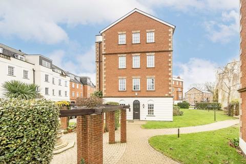 2 bedroom flat for sale, Queens Reach, East Molesey KT8