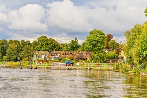 3 bedroom detached house to rent, Thames Side, Staines-Upon-Thames TW18