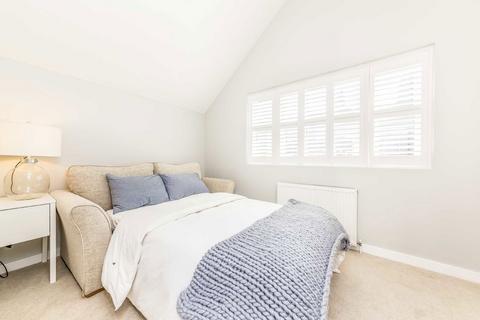 2 bedroom detached house to rent, Hetherington Road, London SW4