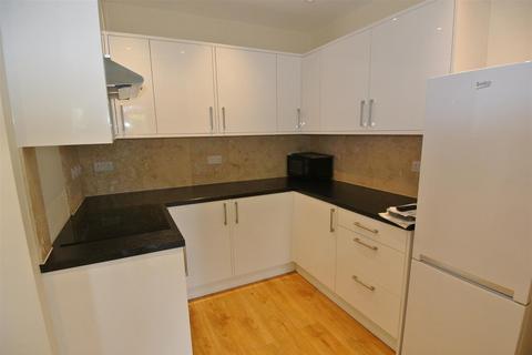 1 bedroom flat to rent, 49 Harvest Road, Egham TW20