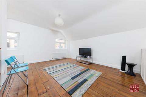 2 bedroom maisonette to rent, Clarence Mews, Hackney