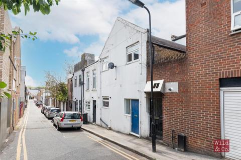 2 bedroom maisonette to rent, Clarence Mews, Hackney