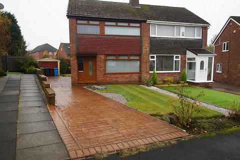 3 bedroom semi-detached house to rent, Linkside Avenue, Royton OL2