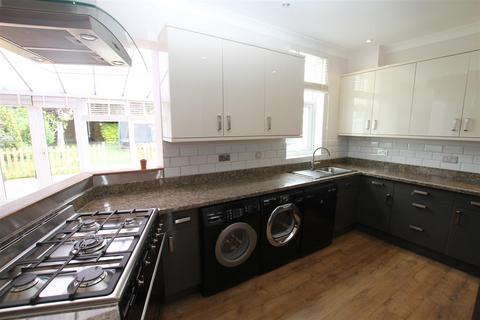 4 bedroom terraced house to rent, Grand Drive, Leigh-On-Sea