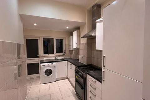 3 bedroom terraced house to rent, Ilford, IG3