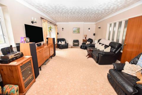 4 bedroom detached house for sale, Fennfields Road, South Woodham Ferrers