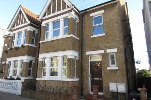 2 bedroom flat to rent, Holland Road, Westcliff On Sea