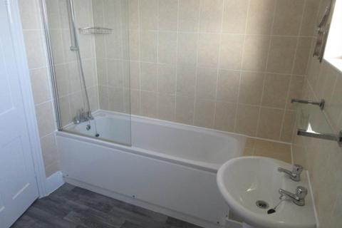 2 bedroom flat to rent, Holland Road, Westcliff On Sea