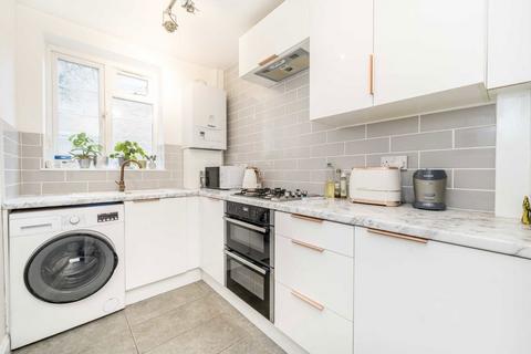 2 bedroom flat to rent, Manor Vale, Brentford TW8