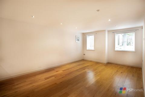 2 bedroom flat to rent, LUXURY APARTMENT JUST 1/2 MILE TO THE STATION | Regency Mews, Queens Road, Haywards Heath