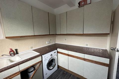 2 bedroom flat to rent, Blackmoorfoot Road, Huddersfield HD4