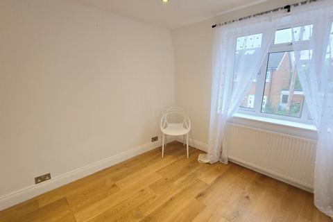 1 bedroom flat to rent, Latchmere Close, Richmond