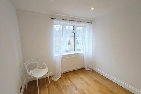 1 bedroom flat to rent, Latchmere Close, Richmond