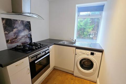 1 bedroom flat to rent, Latchmere Close, Richmond