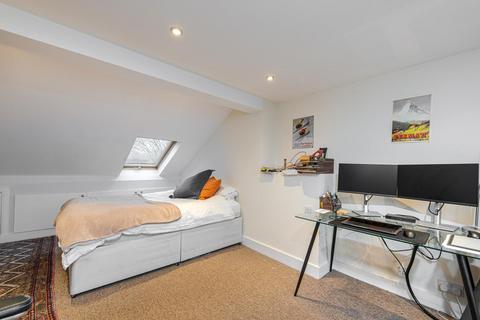 3 bedroom flat to rent, Cabul Road, London SW11