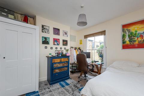 3 bedroom flat to rent, Cabul Road, London SW11