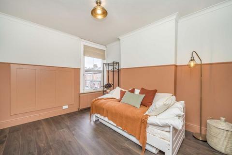 2 bedroom flat for sale, Brooks Road, London W4