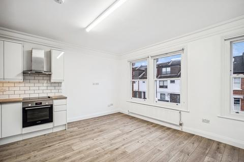 3 bedroom flat to rent, Danemere Street, London