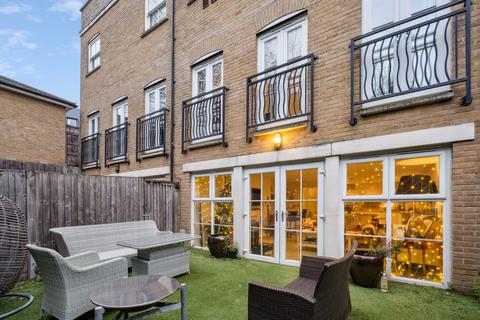 4 bedroom house to rent, Wendle Square, London