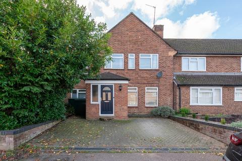 5 bedroom semi-detached house to rent, Bovingdon Crescent, Watford, Hertfordshire, WD25