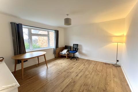 2 bedroom flat to rent, Oxford Close, EN8