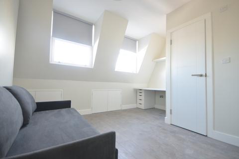 Studio to rent, Bethnal Green Road, London E2