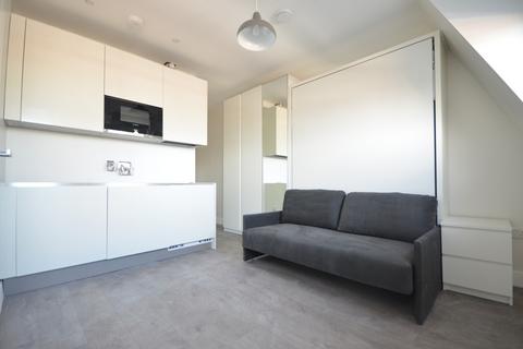 Studio to rent, Bethnal Green Road, London E2