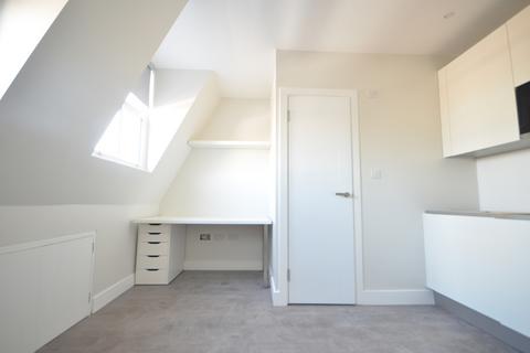 Studio to rent, Bethnal Green Road, London E2