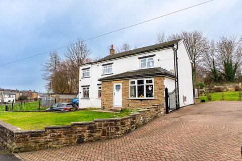 3 bedroom detached house for sale, Carlinghow Lane, Batley, WF17