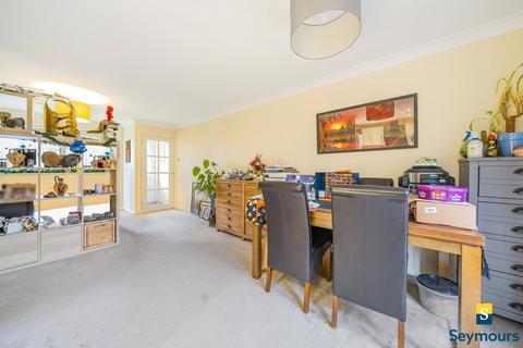 2 bedroom flat for sale, Cross Lanes, Surrey GU1