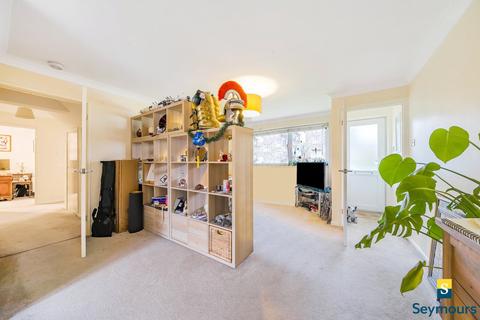 2 bedroom flat for sale, Cross Lanes, Surrey GU1