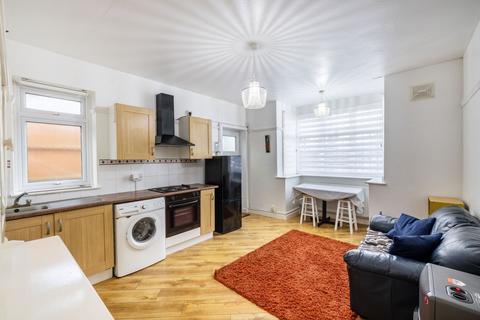 1 bedroom property to rent, 189a Woodcote Road Wallington SM6 0QQ