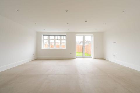 5 bedroom semi-detached house to rent, Abbey Road, EN1, Enfield, EN1