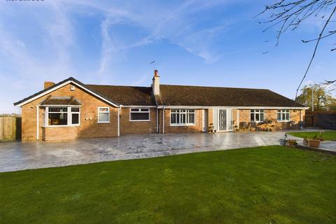 5 bedroom bungalow for sale, Bottom Road, Summerhill, LL11