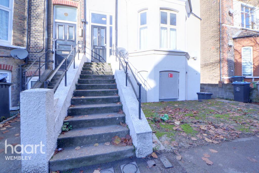 https://media.onthemarket.com/properties/16264555/1523034698/image-7-1024x1024.jpg