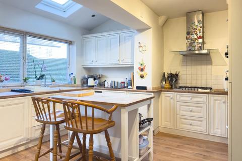 3 bedroom end of terrace house for sale, Newton Park, Hove Edge, HD6 2LW
