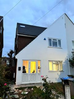 3 bedroom maisonette to rent, Harley Close, Wembley HA0