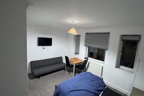 1 bedroom in a flat share to rent, Swakeleys Road, Ickenham UB10