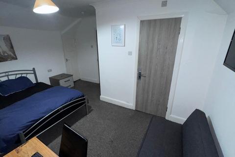 1 bedroom in a flat share to rent, Swakeleys Road, Ickenham UB10