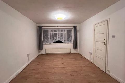 3 bedroom terraced house to rent, Hornchurch, RM12